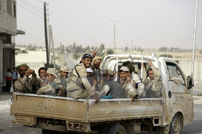 Kurdish and Arab fighters enter IS-held Manbij city in Syria - ảnh 1